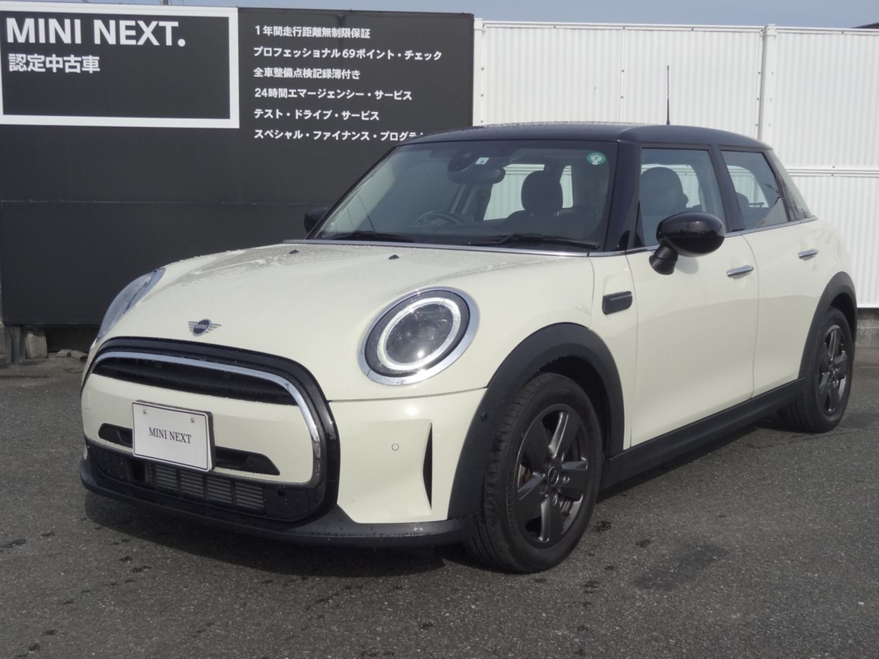 THE NEW MINI COOPER 5 DOOR.