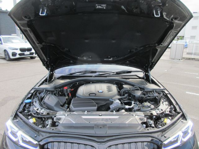 320d xDrive Berline RHD