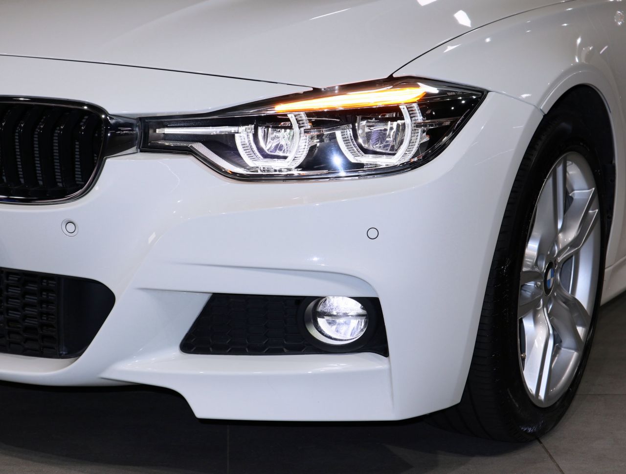 320I SEDAN RHD