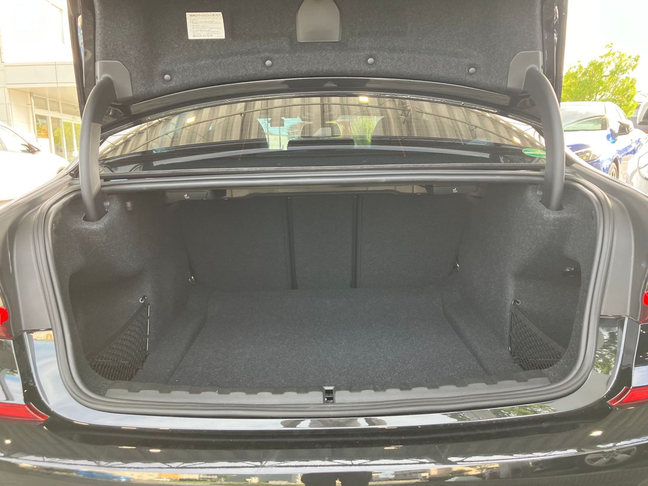 320i Sedan RHD