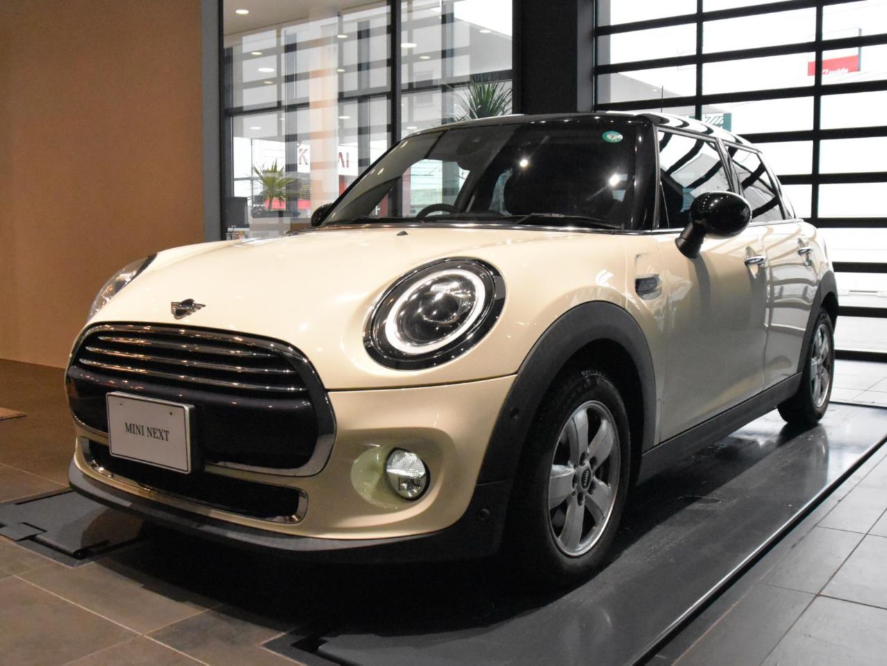 THE NEW MINI COOPER D 5 DOOR.