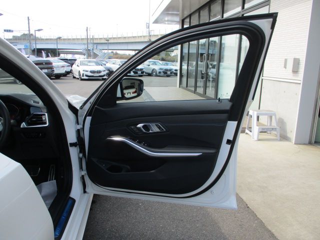 320i Sedan RHD