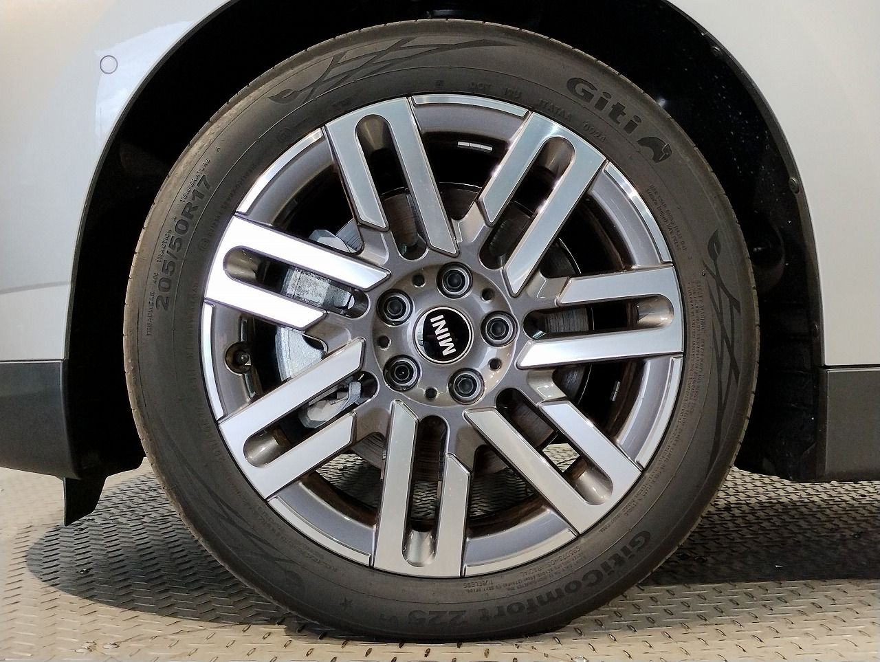 J01 MINI Cooper E