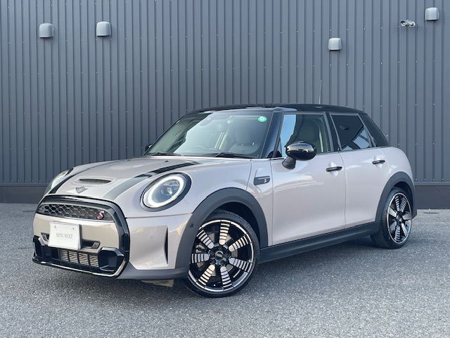 THE NEW MINI COOPER S 5 DOOR.
