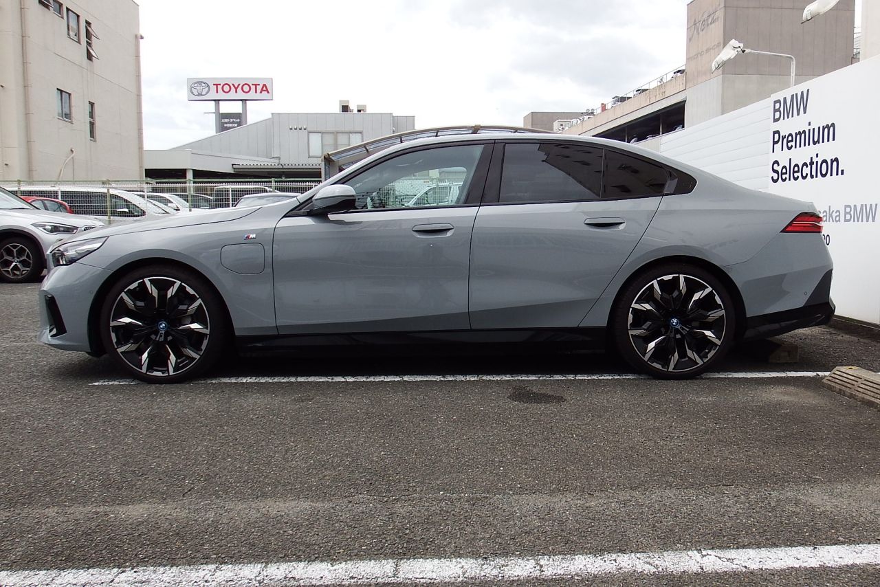 BMW i5 eDrive40 Sedan RHD