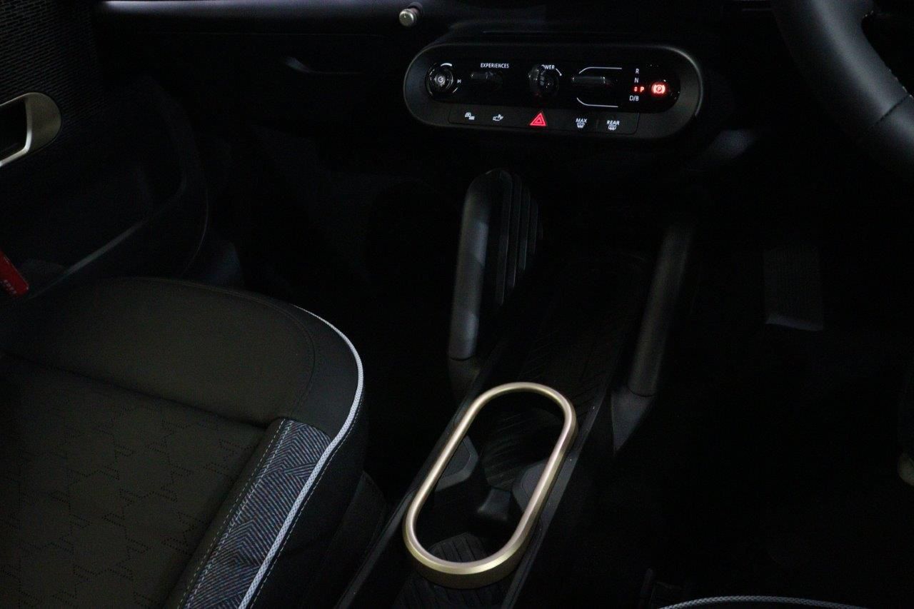 J01 MINI Cooper E