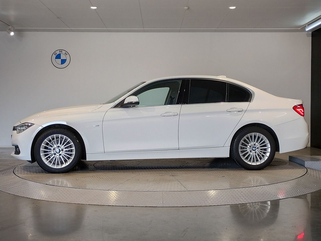 320D SEDAN RHD