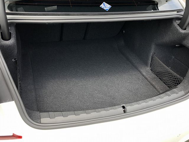 320i Sedan RHD