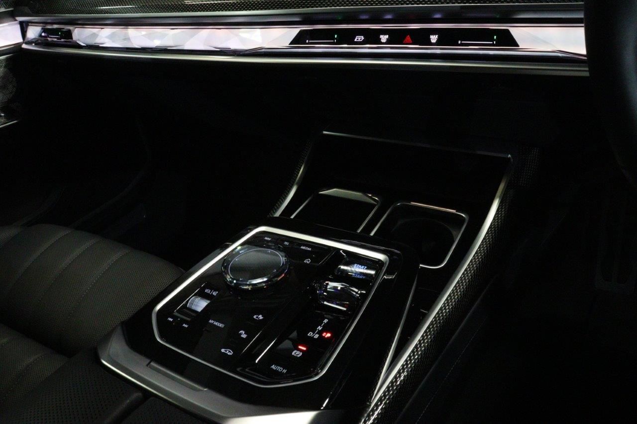 BMW i7 M70 xDrive Sedan RHD