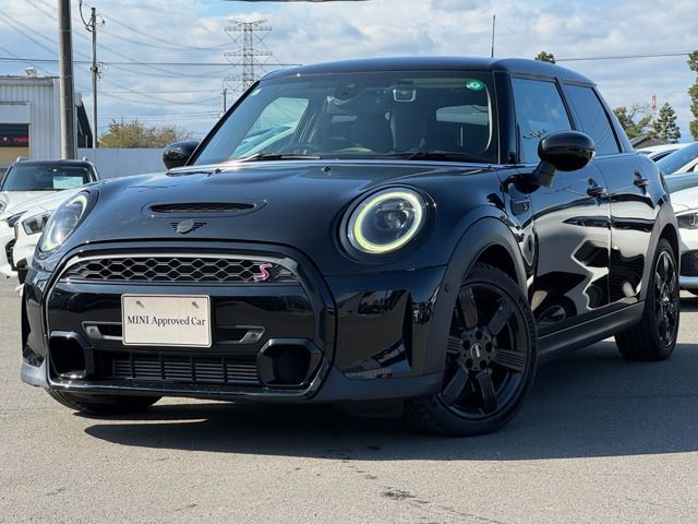 THE NEW MINI COOPER S 5 DOOR.