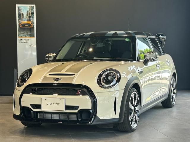 THE NEW MINI COOPER S 5 DOOR.