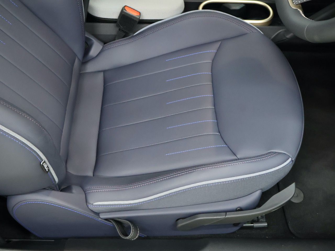 J01 MINI Cooper SE