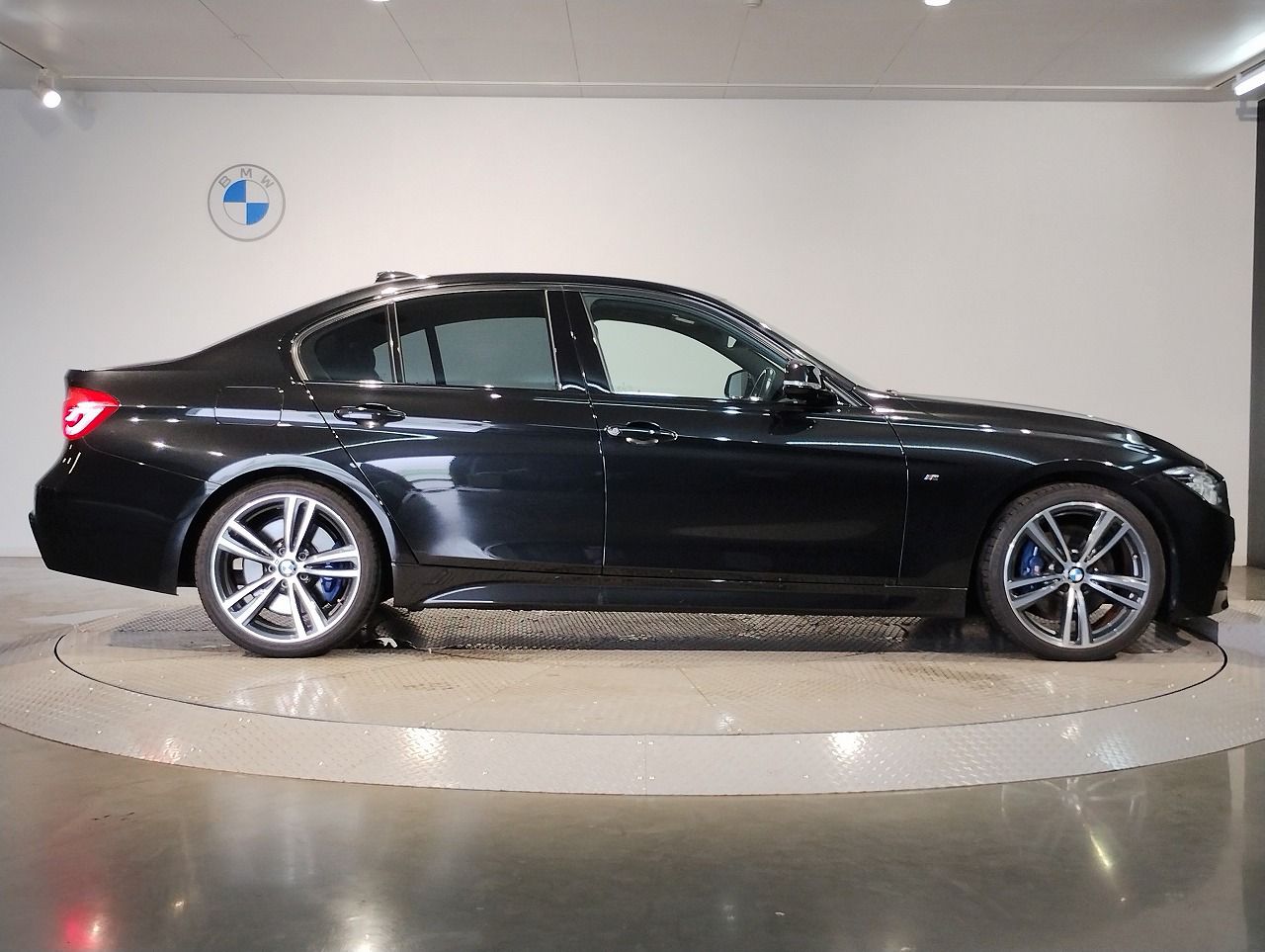 320I SEDAN RHD