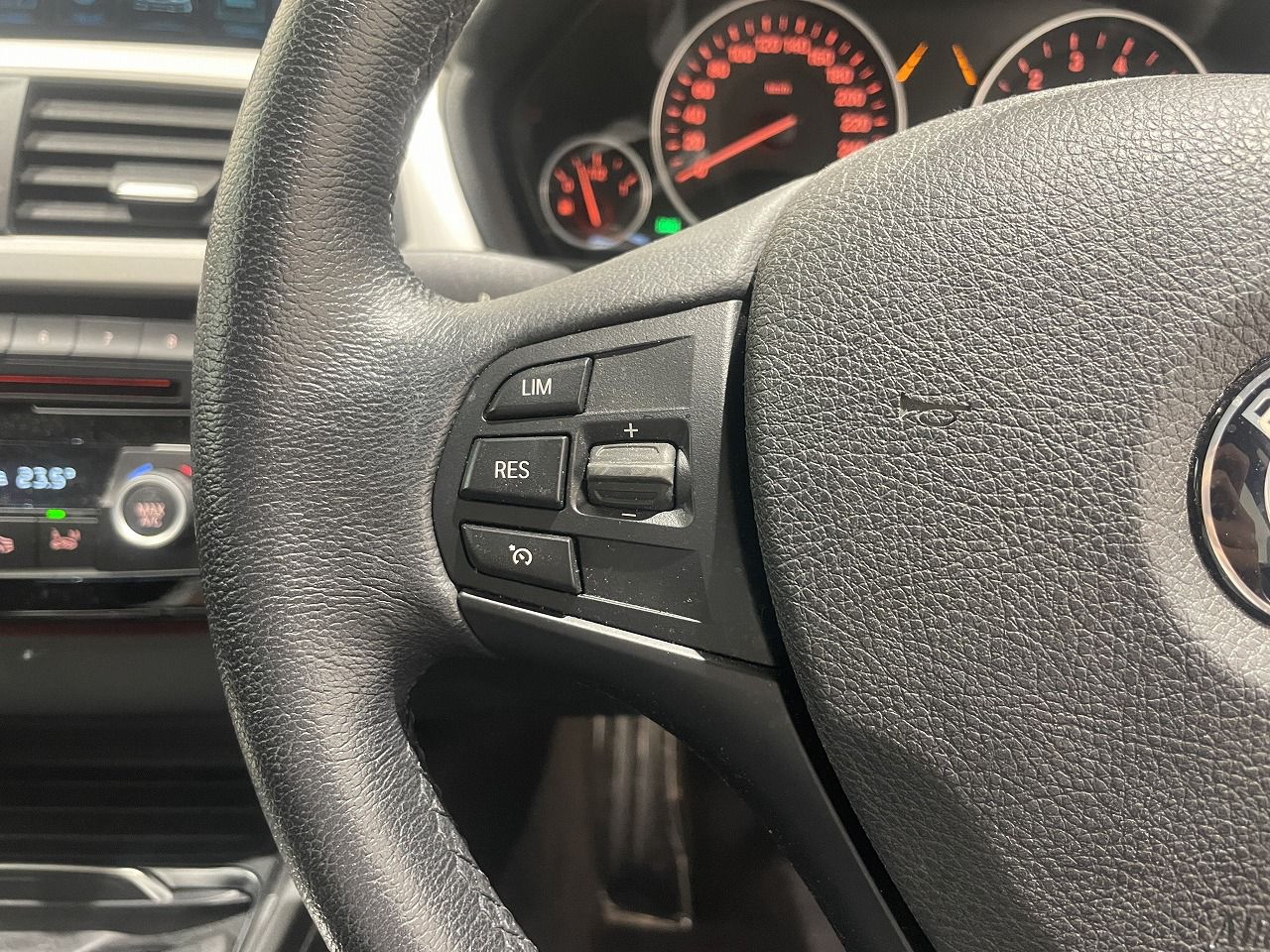 318I SEDAN RHD