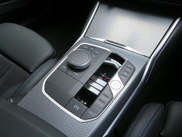320d xDrive Berline RHD