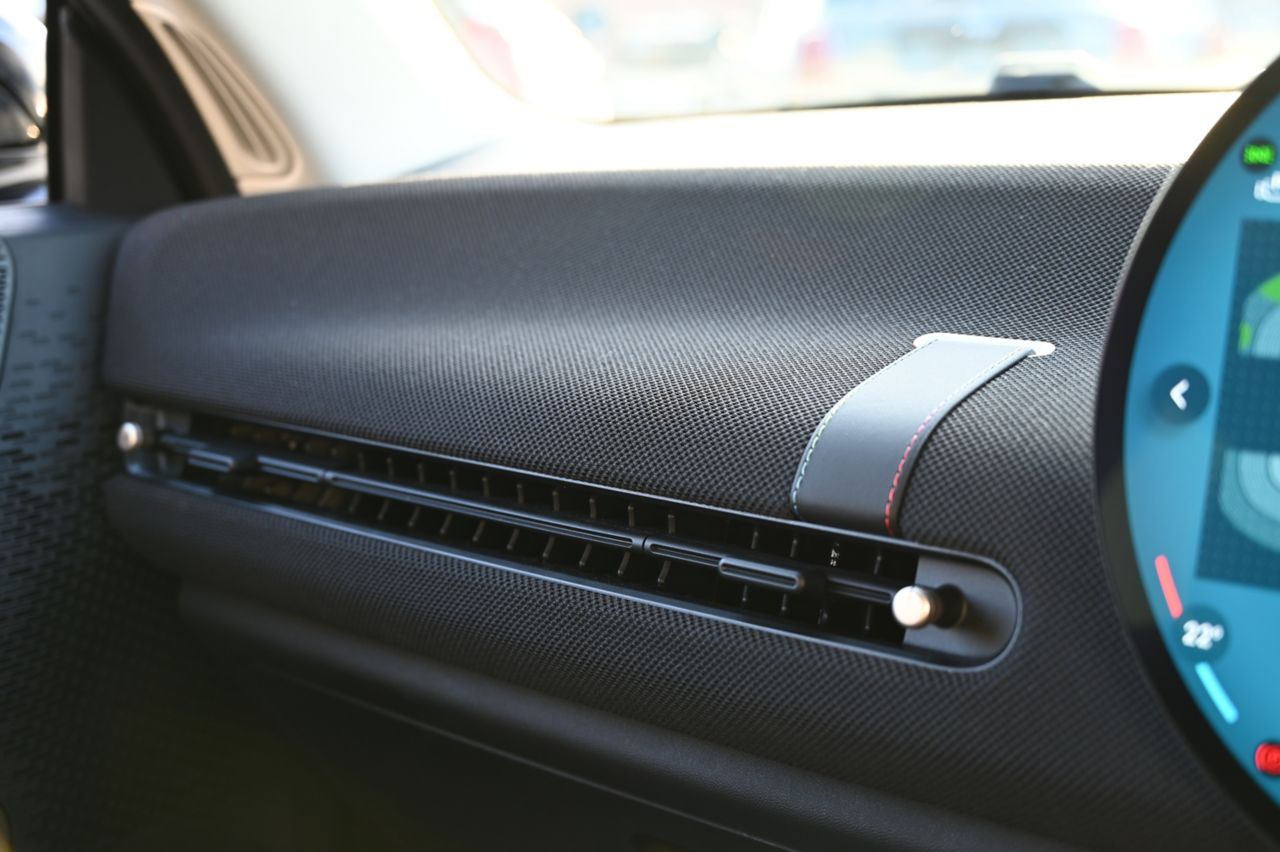J01 MINI Cooper E