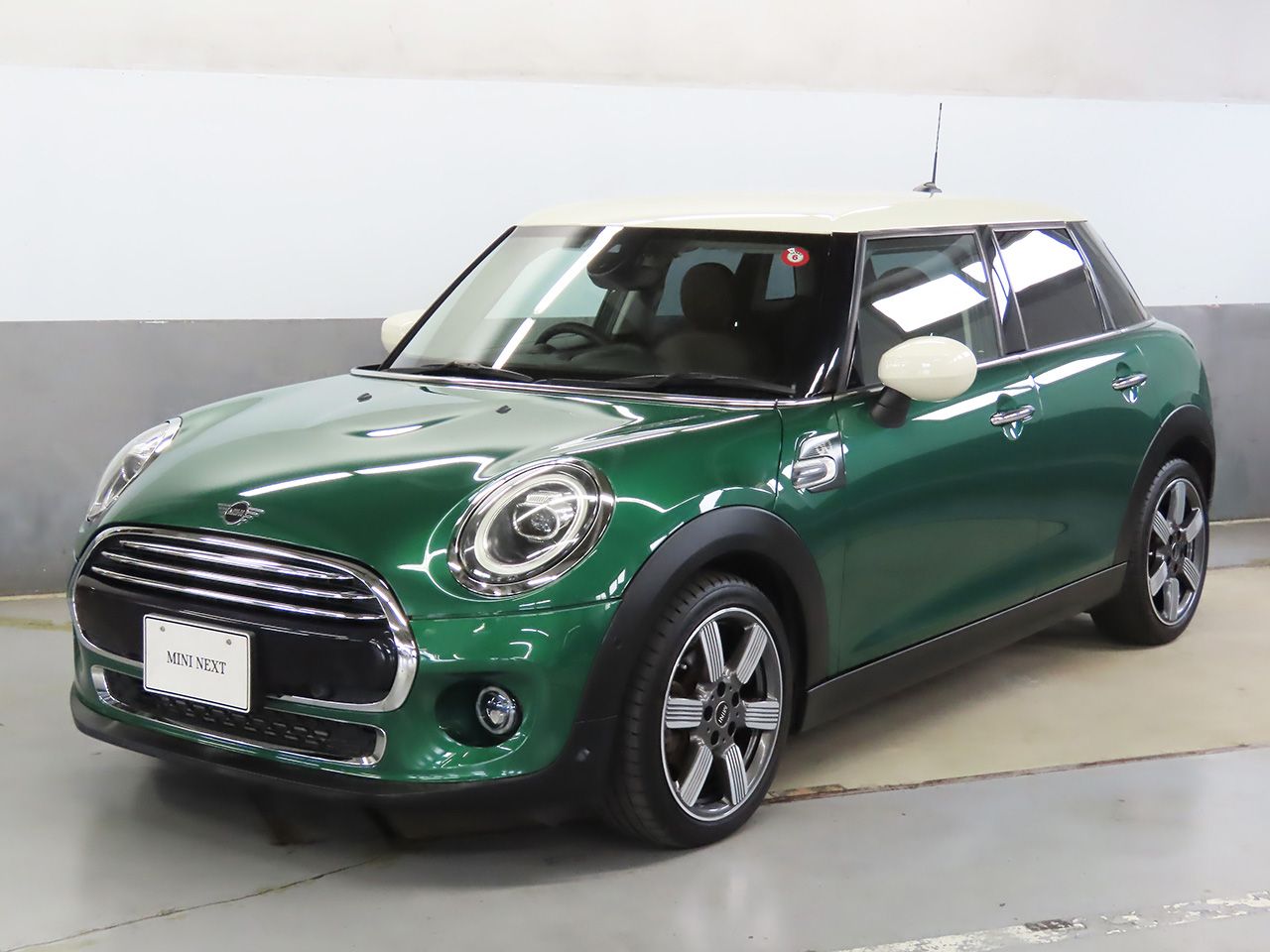 MINI COOPER 5 DOOR.