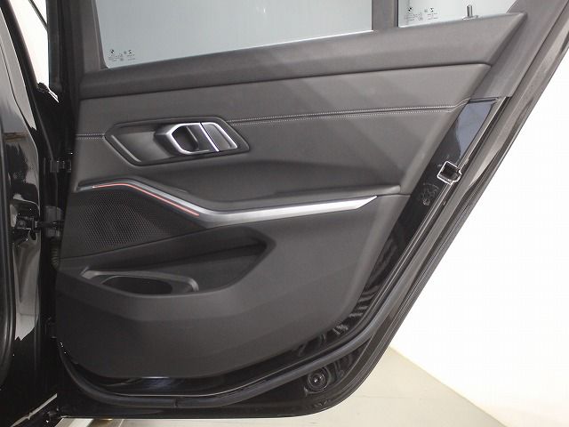 320i Sedan RHD