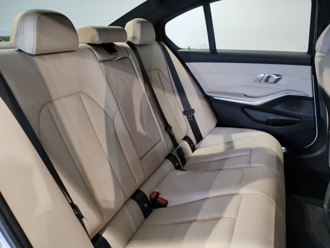 G20 330e Saloon RHD