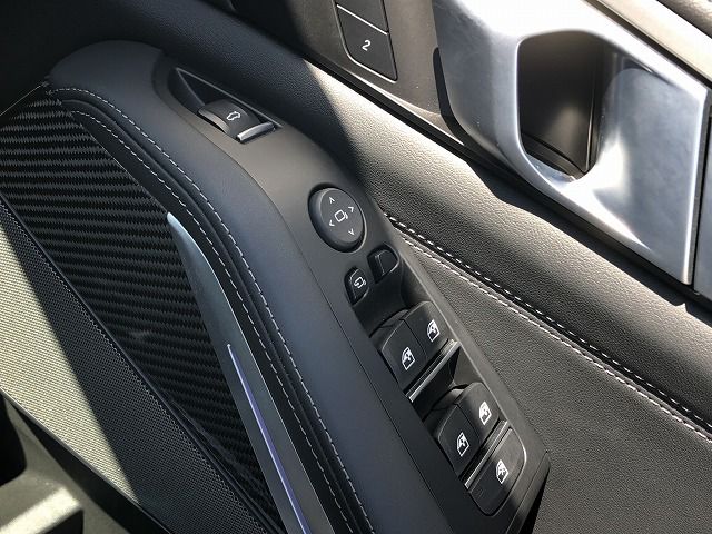 X5 M60i xDrive RHD