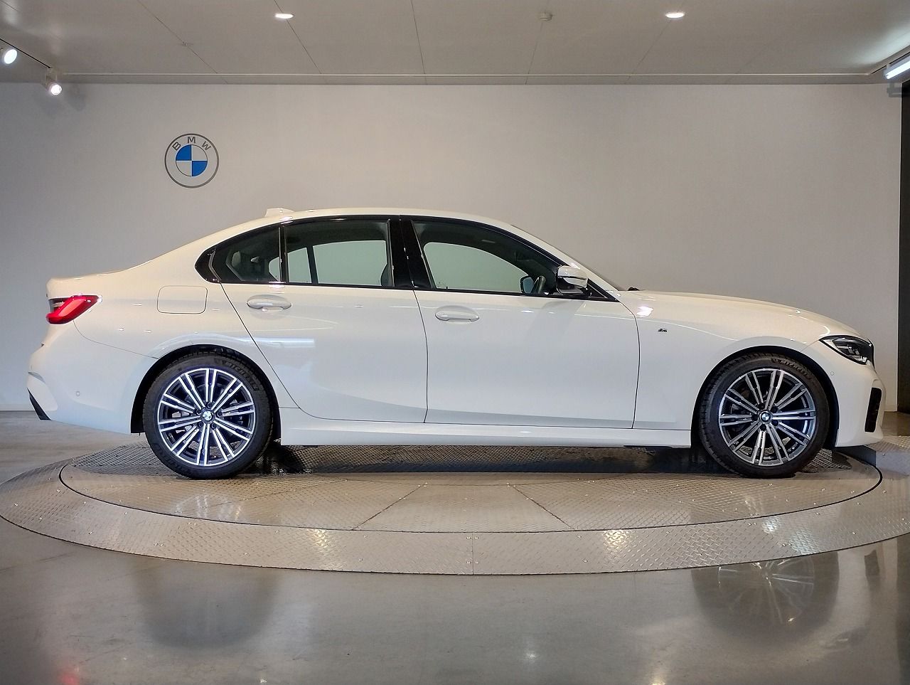 G20 320d xDrive RHD Saloon