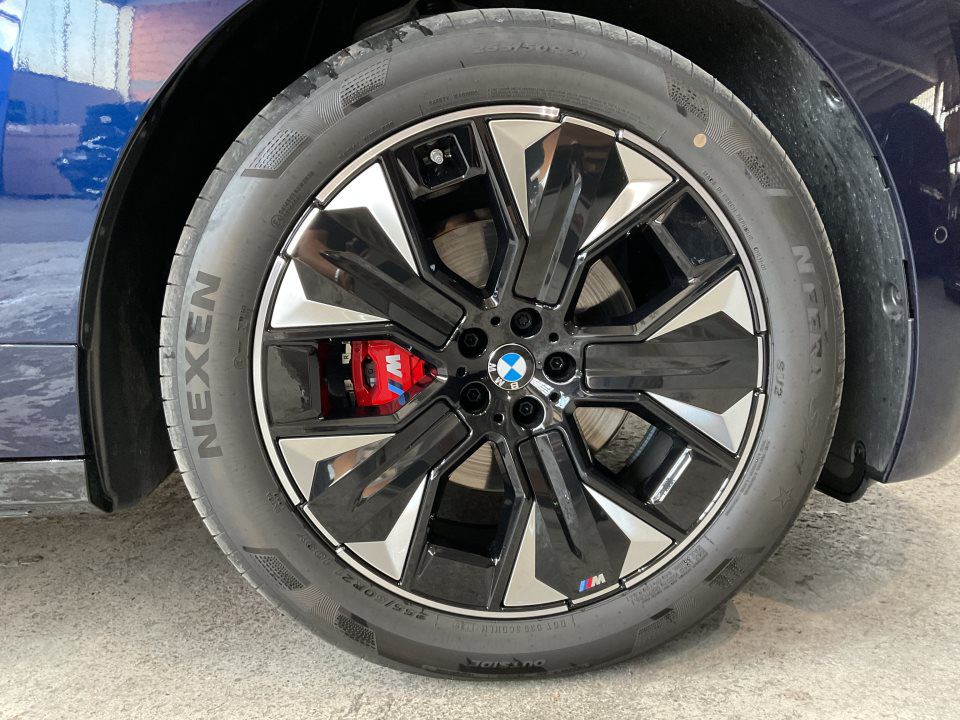 BMW iX