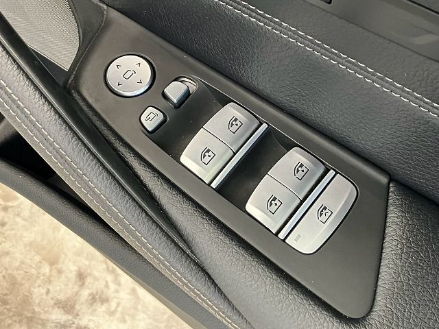 530e Sedan RHD