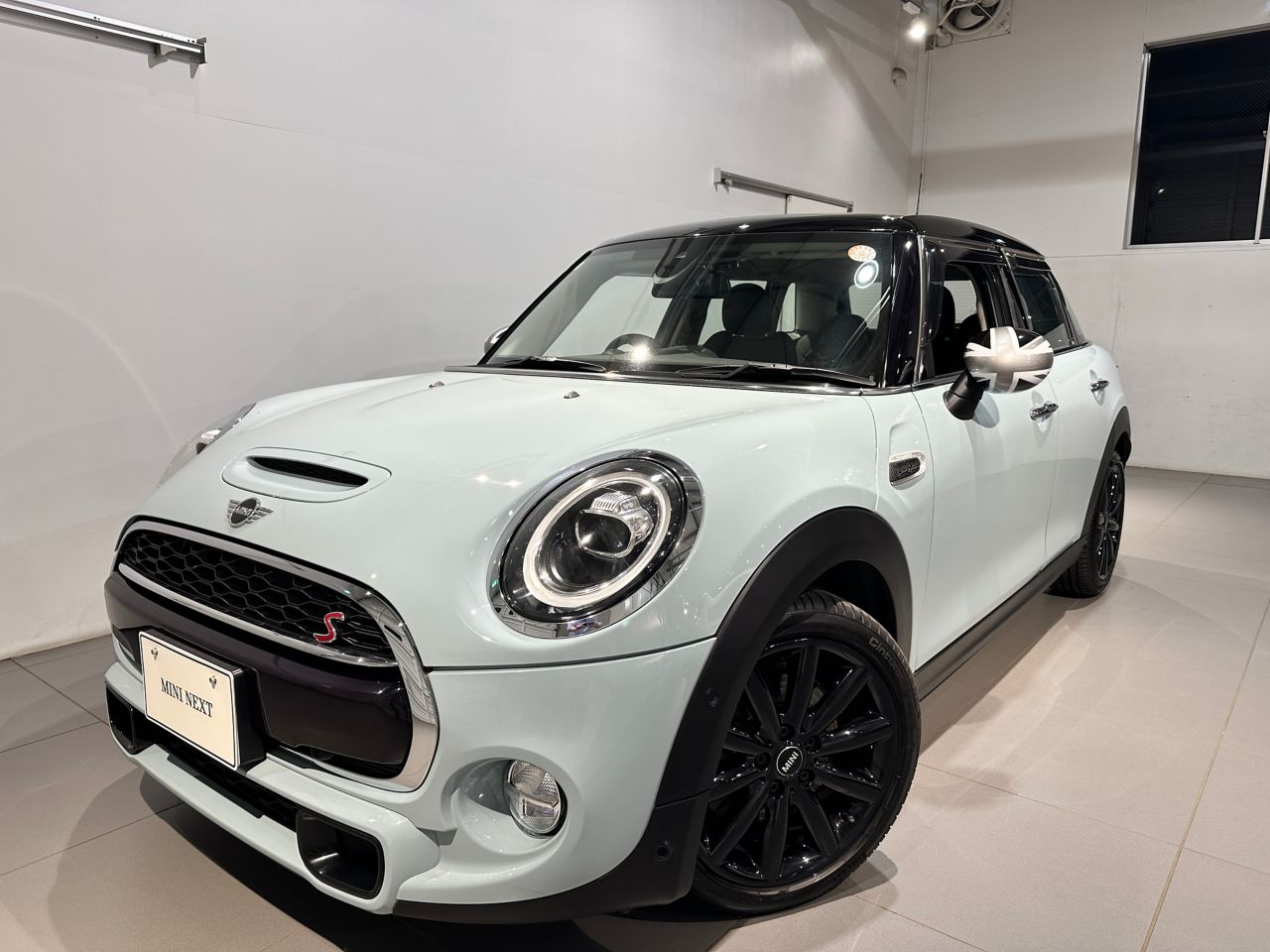 MINI COOPER S 5 DOOR ICE BLUE BLACK EDITION.