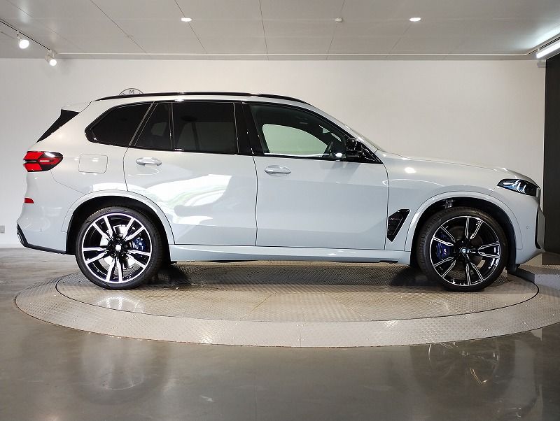 X5 M60i xDrive RHD