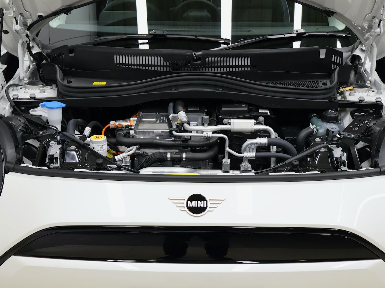 J01 MINI Cooper E