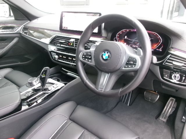 520d xDrive Sedan RHD