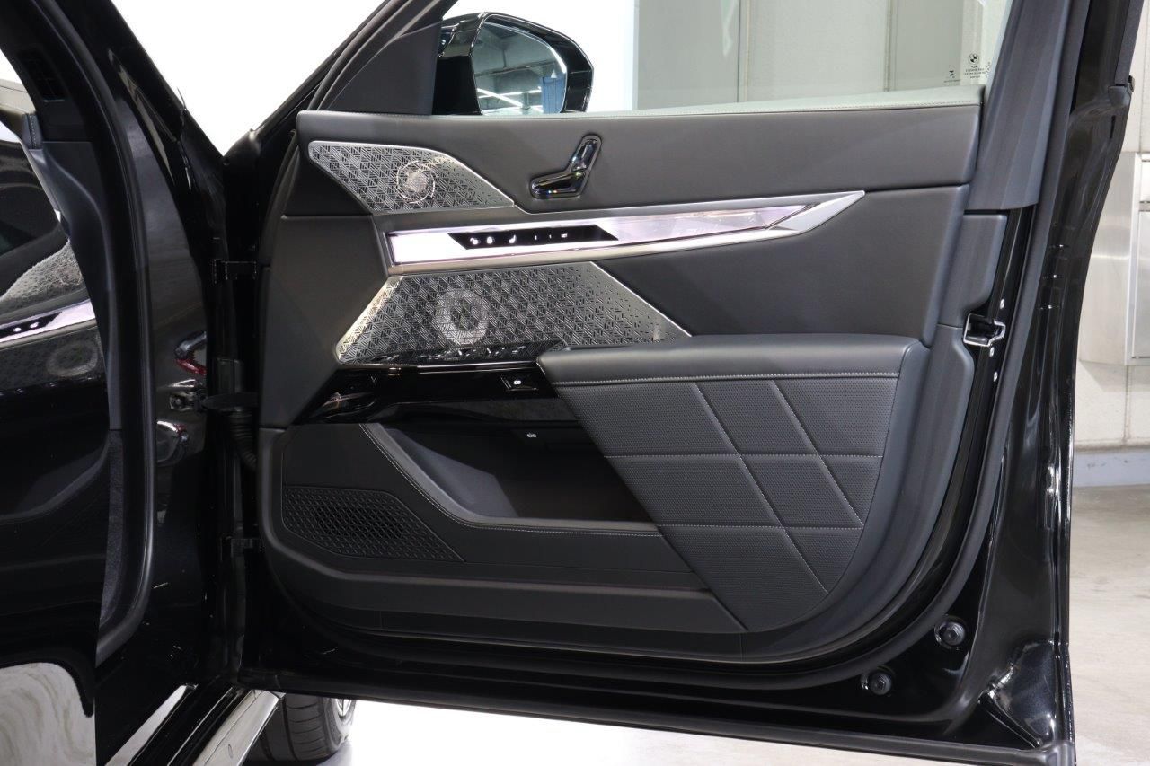BMW i7 M70 xDrive Sedan RHD