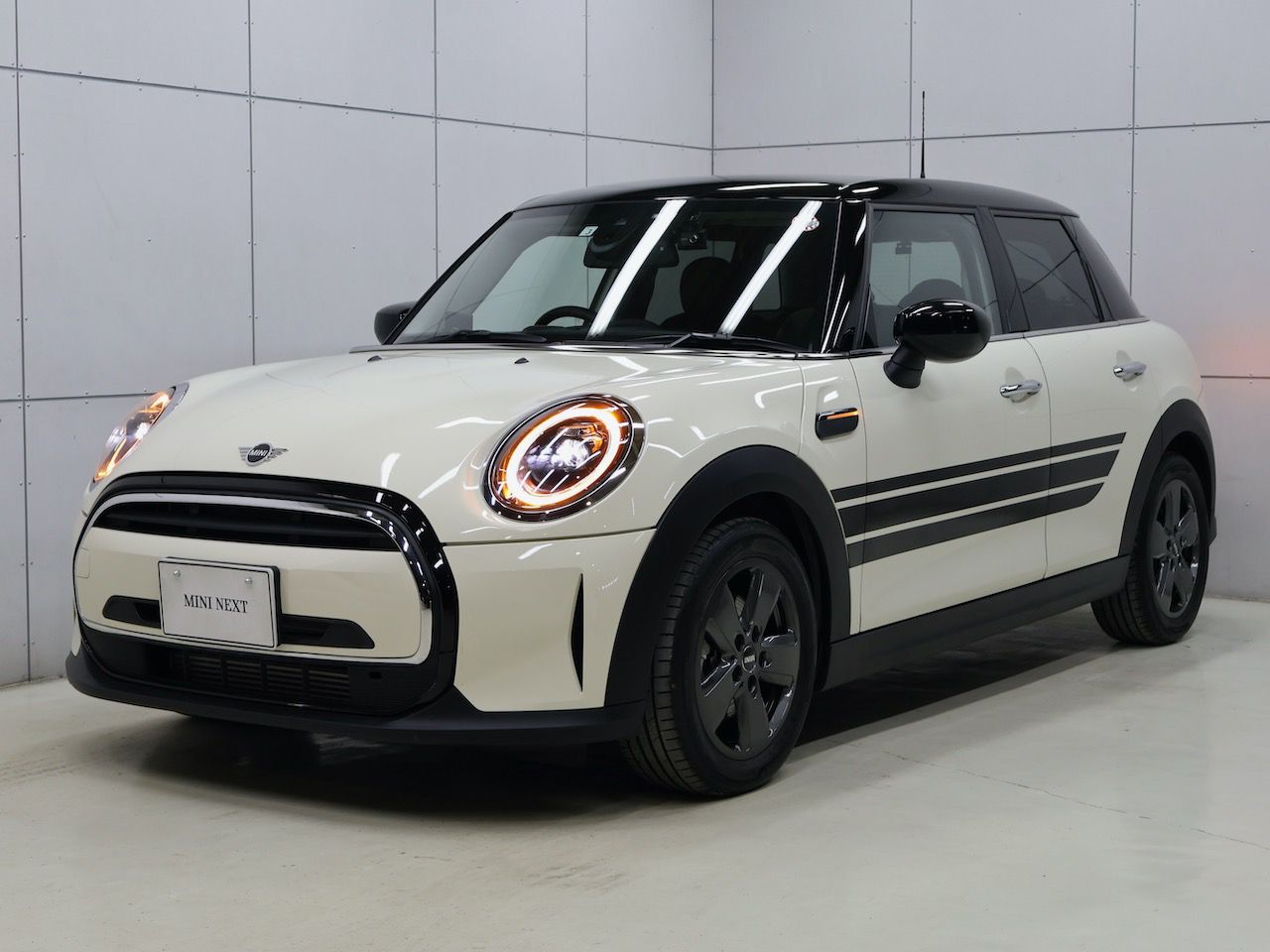 THE NEW MINI COOPER 5 DOOR.