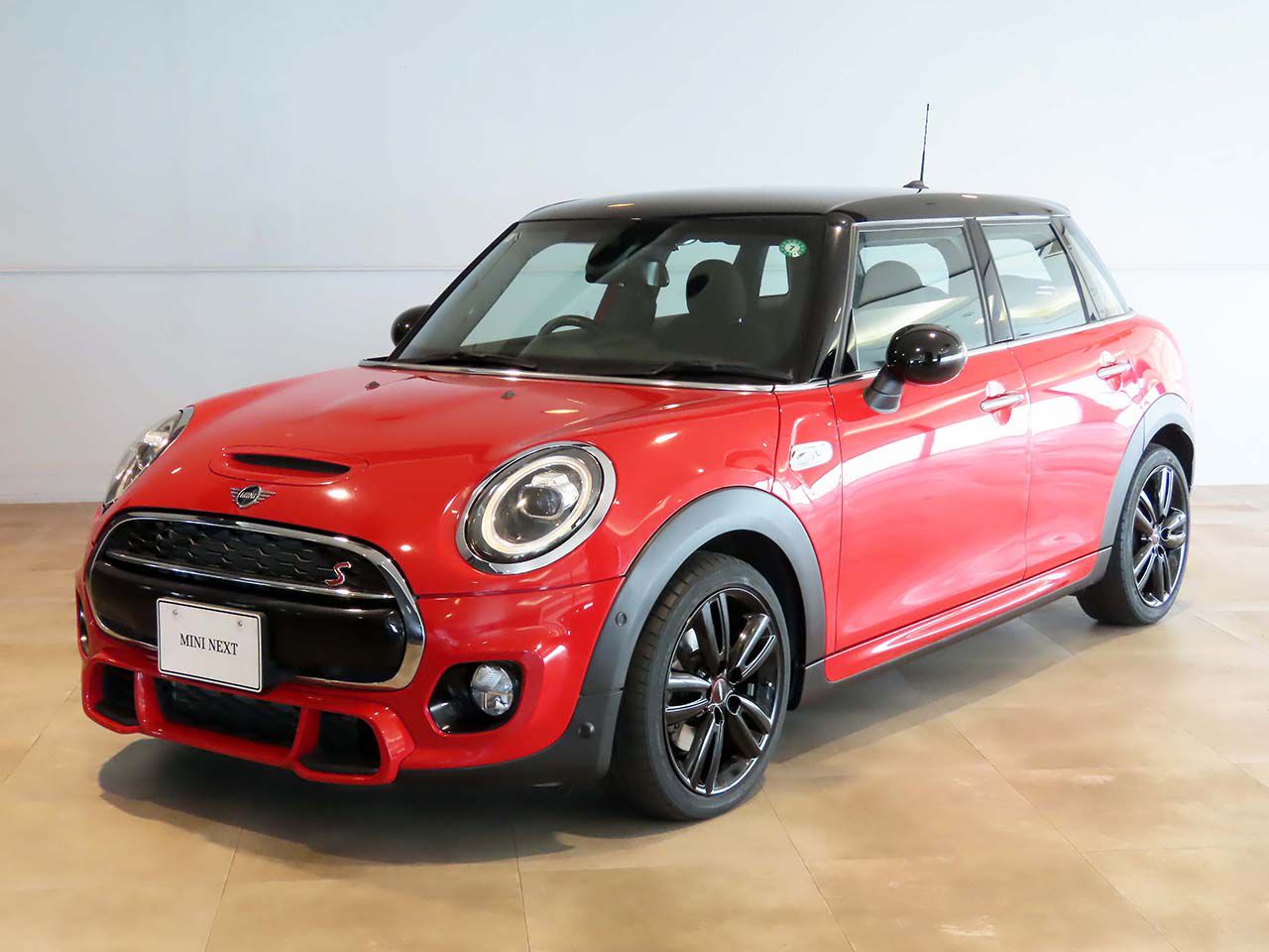 THE NEW MINI COOPER S 5 DOOR.