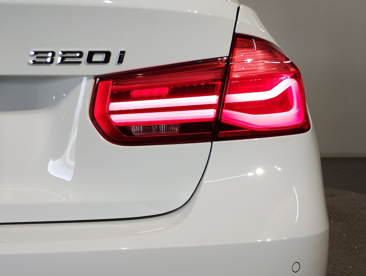 320I SEDAN RHD