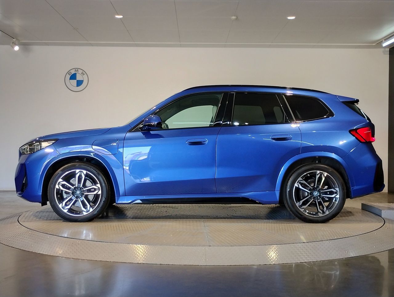 U11 iX1 xDrive30