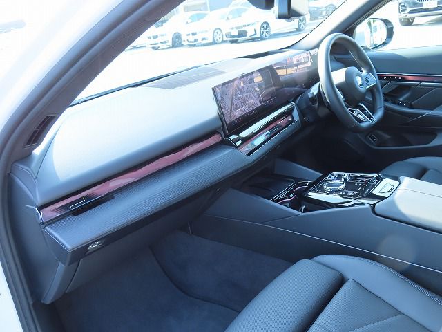 BMW i5 eDrive40 Sedan RHD