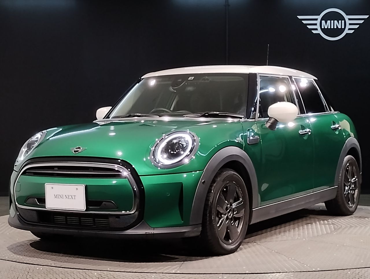 THE NEW MINI COOPER 5 DOOR.