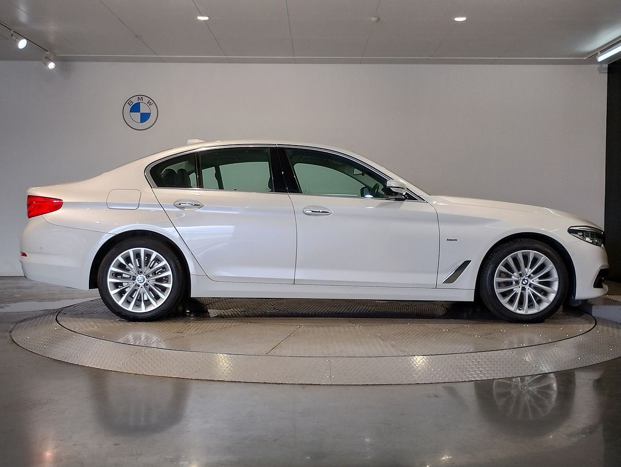 523I