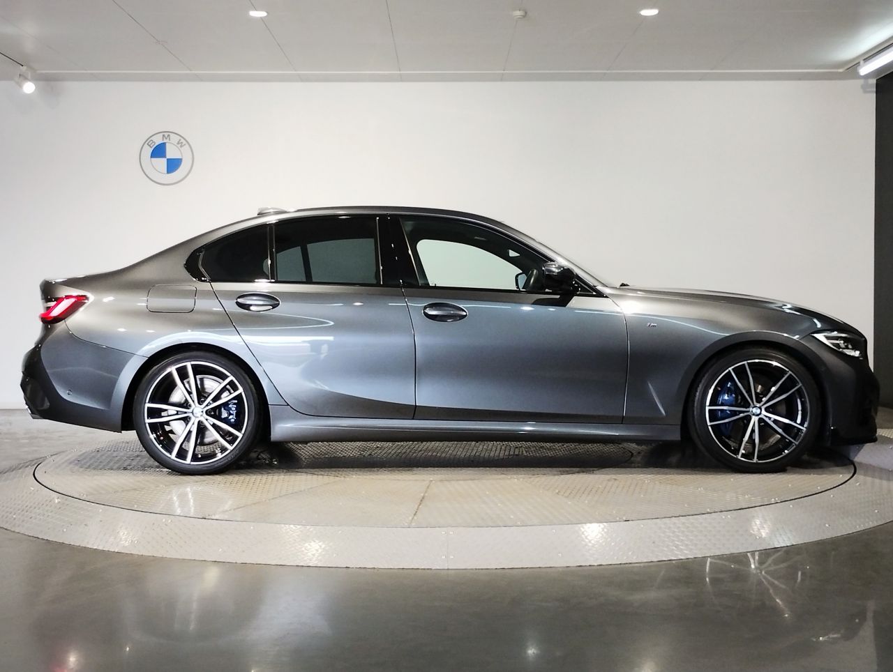 320i Sedan RHD