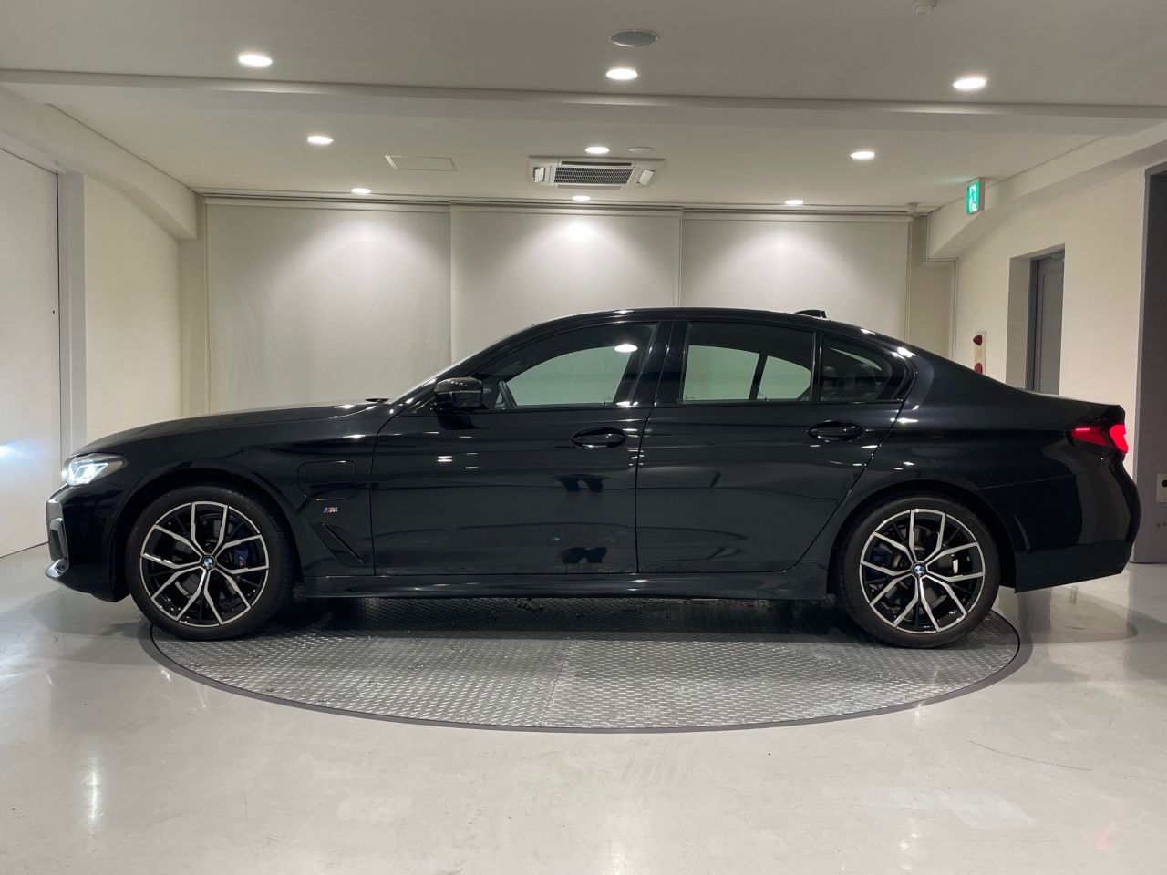 530e Sedan RHD