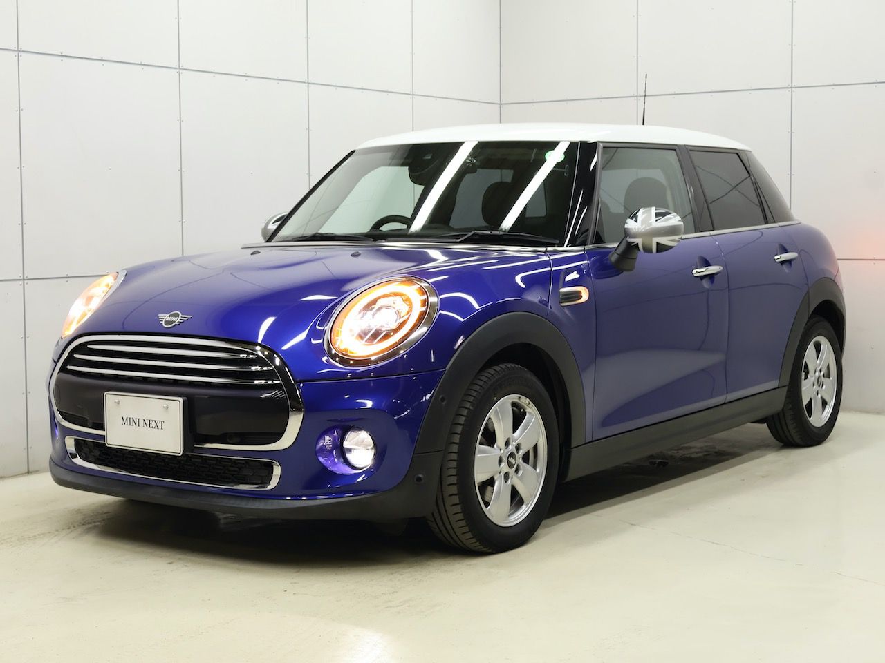 THE NEW MINI COOPER D 5 DOOR.