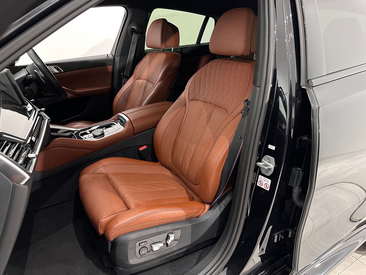 X6 M60i xDrive RHD