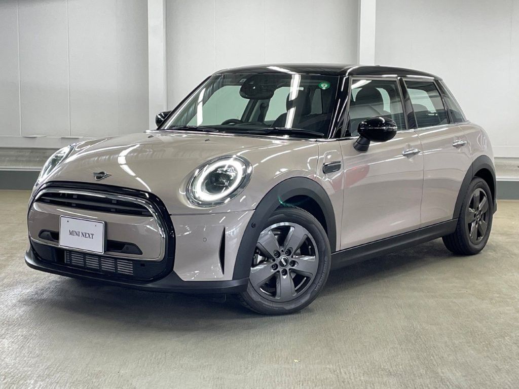 THE NEW MINI COOPER D 5 DOOR.