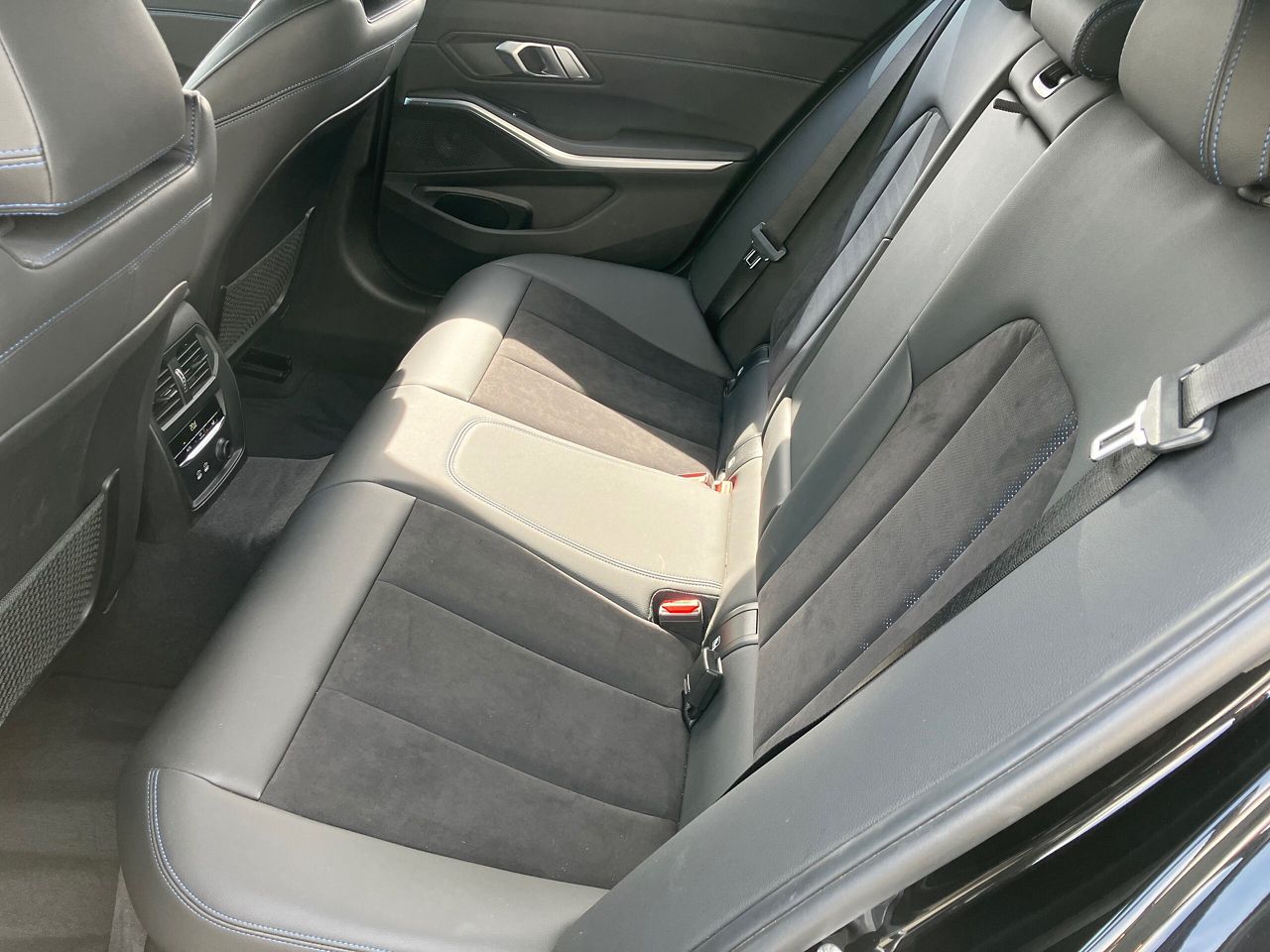 320i Sedan RHD