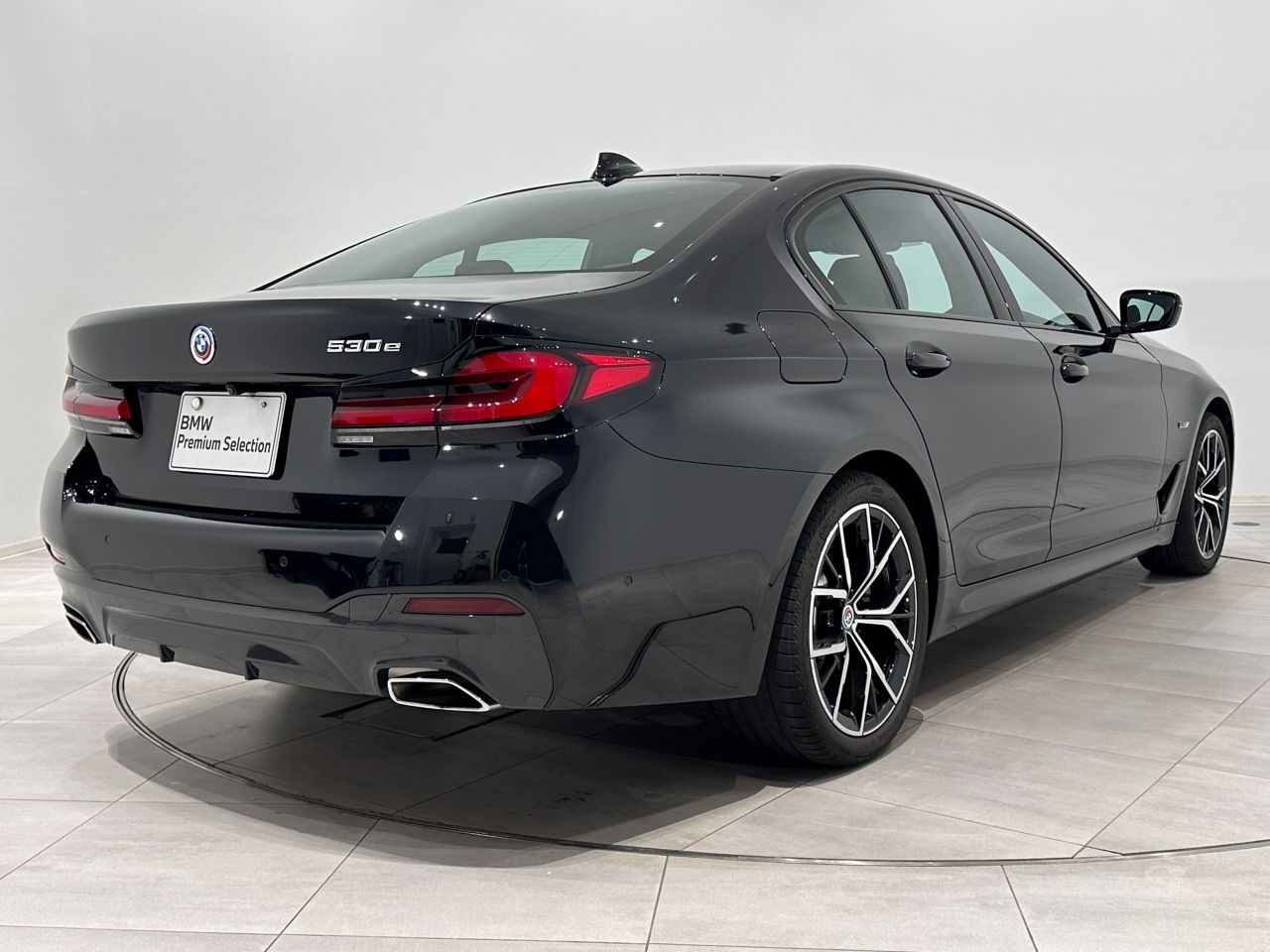 530e Sedan RHD