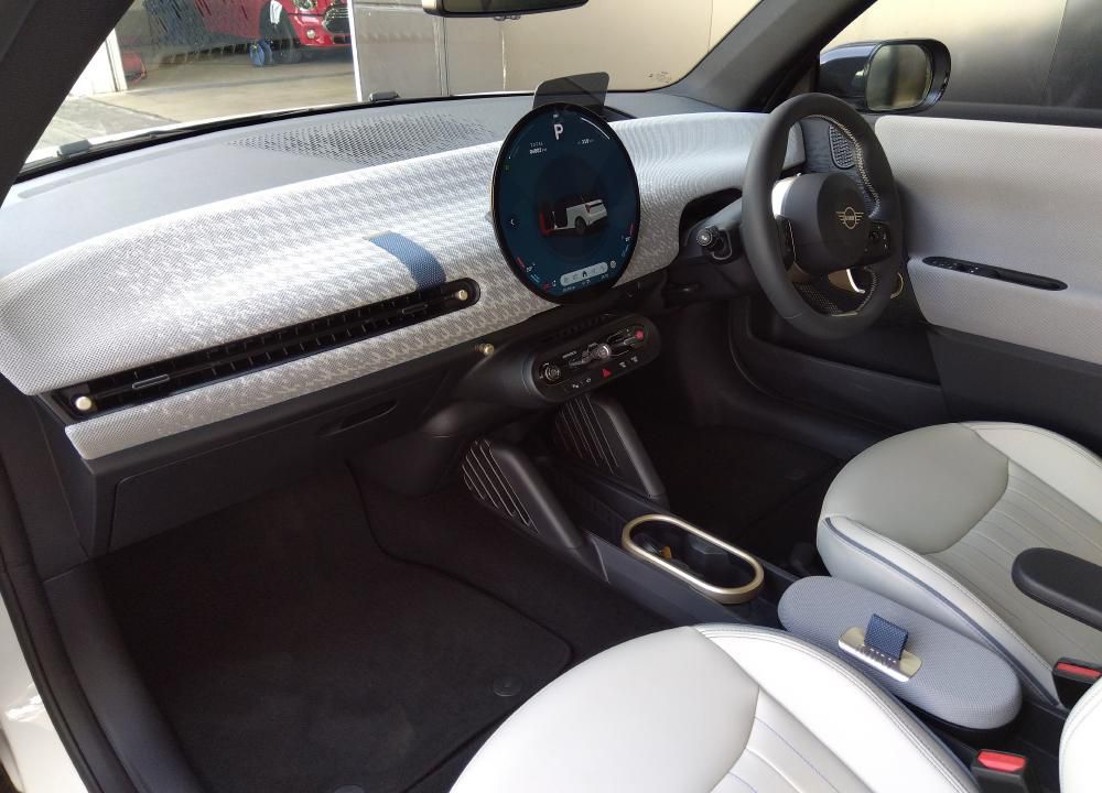 J01 MINI Cooper SE