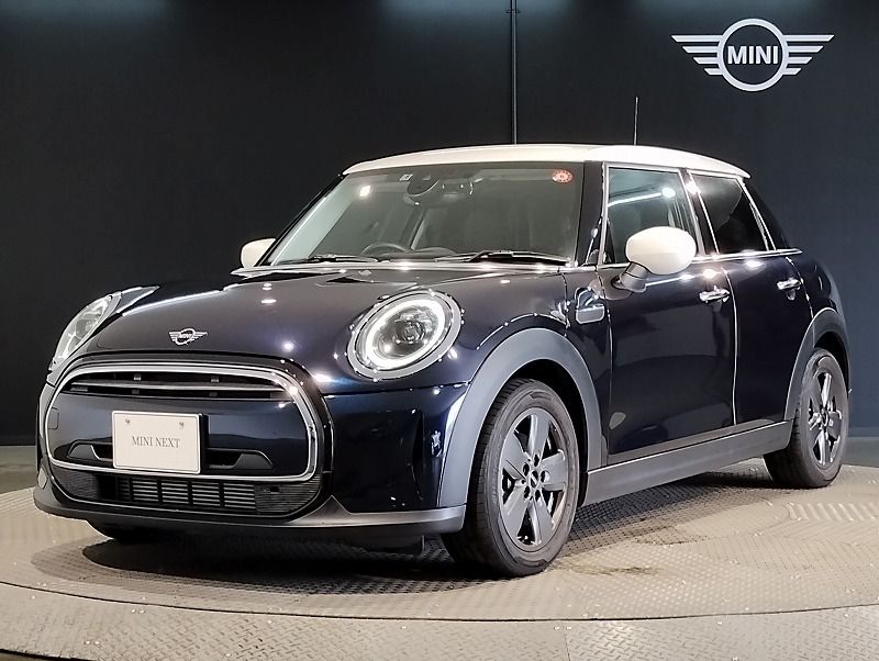 THE NEW MINI COOPER D 5 DOOR.