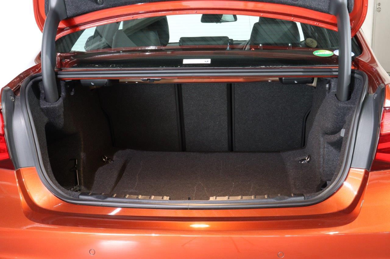 318I SEDAN RHD