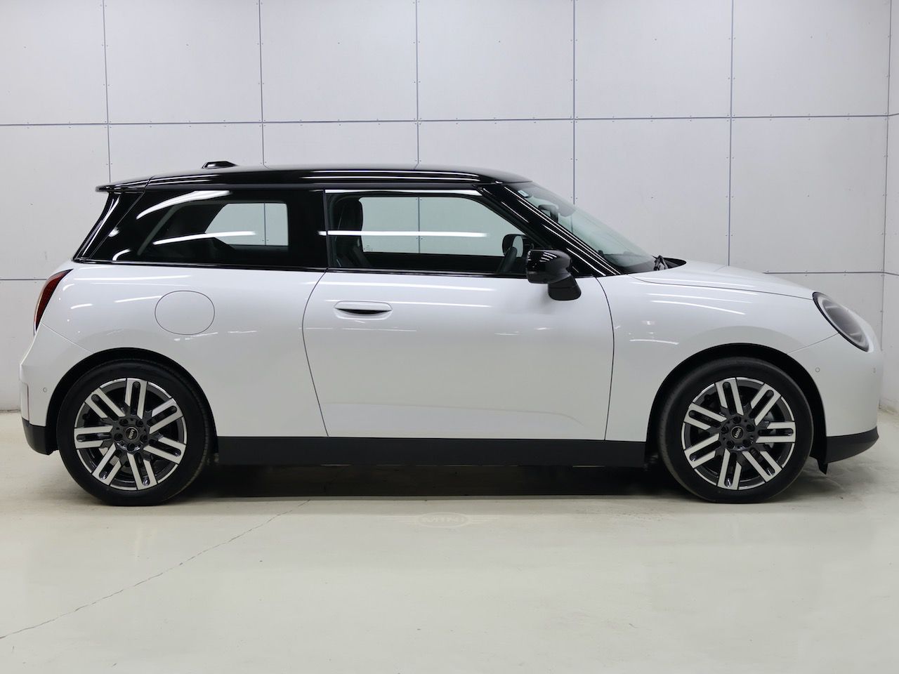 J01 MINI Cooper SE